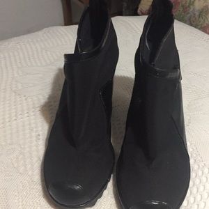 Black “It” bootie by Isabel Toledo Size 8.5